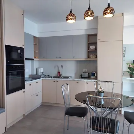 Polished With Sea Glimpse Apartment *